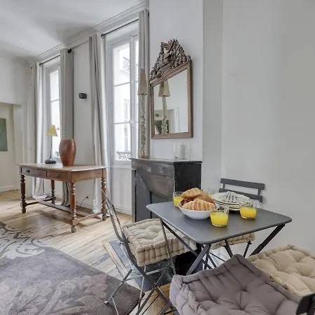 Spacious Typical Parisian Flat - Le Marais *