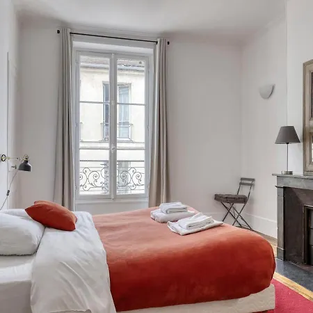 Spacious Typical Parisian Flat - Le Marais *