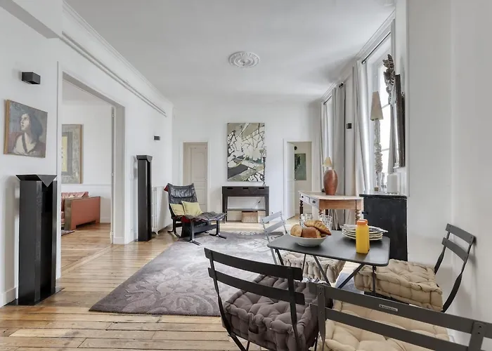 Spacious Typical Parisian Flat - Le Marais * Parigi