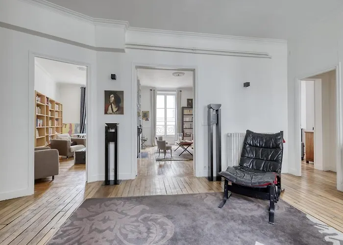Spacious Typical Parisian Flat - Le Marais Apartment Paris