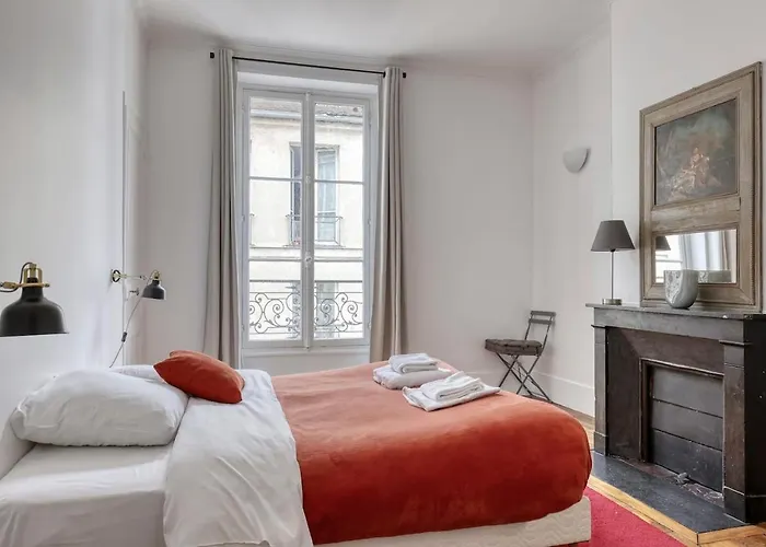 Spacious Typical Parisian Flat - Le Marais *